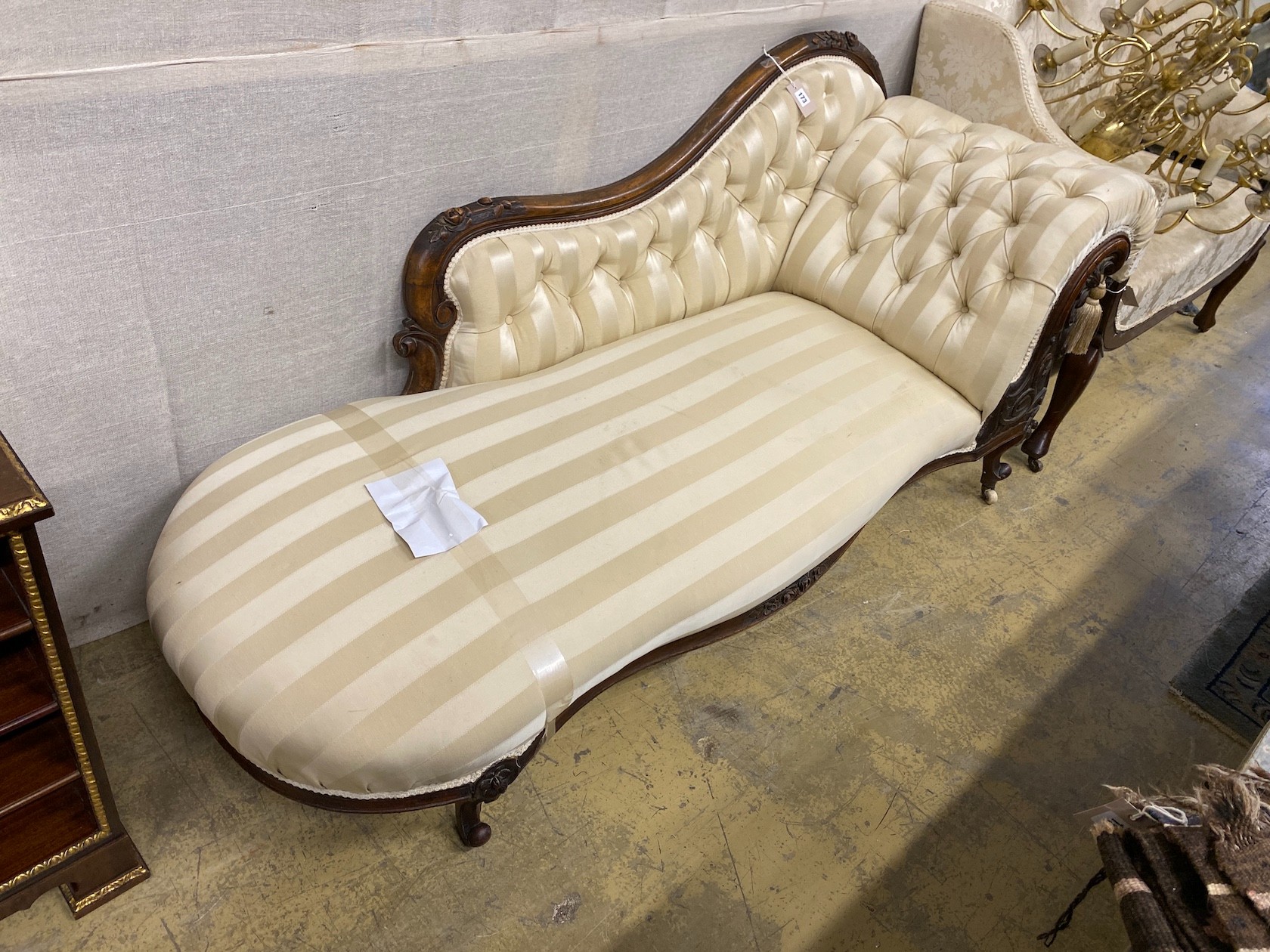 A Victorian mahogany chaise longue, length 186cm, depth 68cm, height 82cm